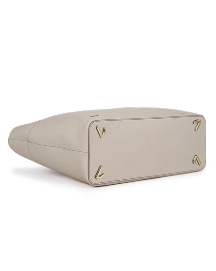 Beige tote purse 2025